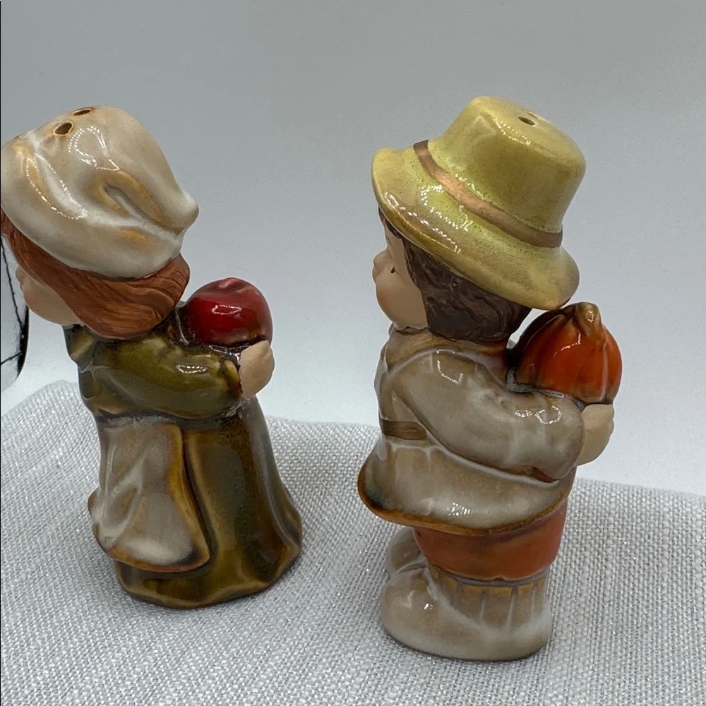 Salt and pepper shakers pilgrims holding pumpkin & apple 4x2” stoppers attached